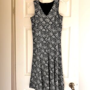 Liz Claiborne navy and white dress. Size petite small. Knit fabric with stretch.